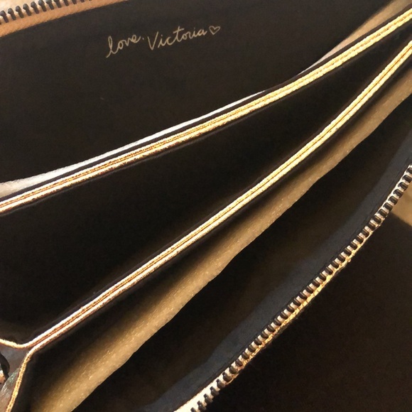 Victoria’s Secret cross body bag 🖤💛 - Picture 5 of 9